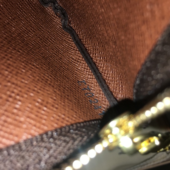 Brand New Louis Vuitton Key Pouch in Monogram - Picture 4 of 4